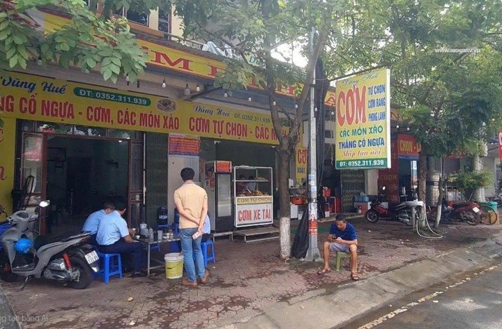 Một quán ăn bị xử phạt vì tăng giá bất thường sau mưa lũ