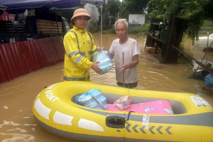 Yên Bái: Chiến sĩ CSGT kịp thời hỗ trợ người dân trong bão lũ