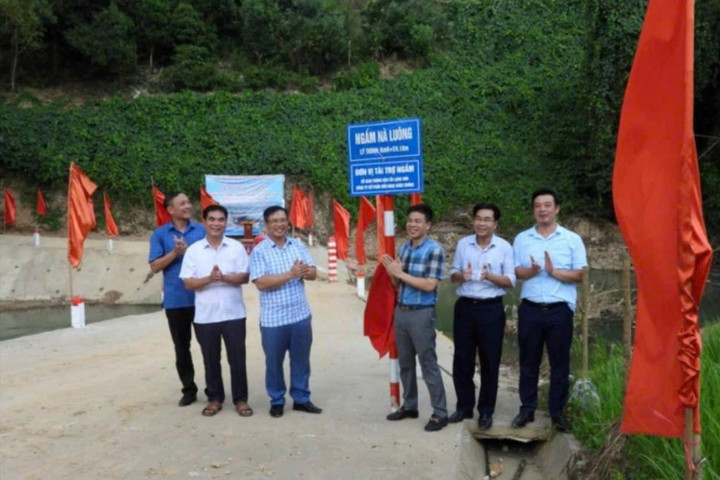Lạng Sơn: Người dân phấn khởi đi trên cây cầu mới sau mưa lũ