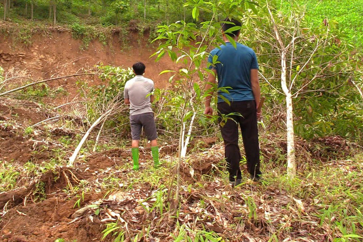 Người dân thôn Bắc Lè lo lắng về nguy cơ sạt lở