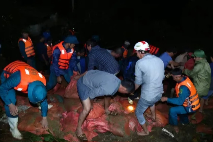 Thanh Hóa: Xuyên đêm cứu đê sông Mã