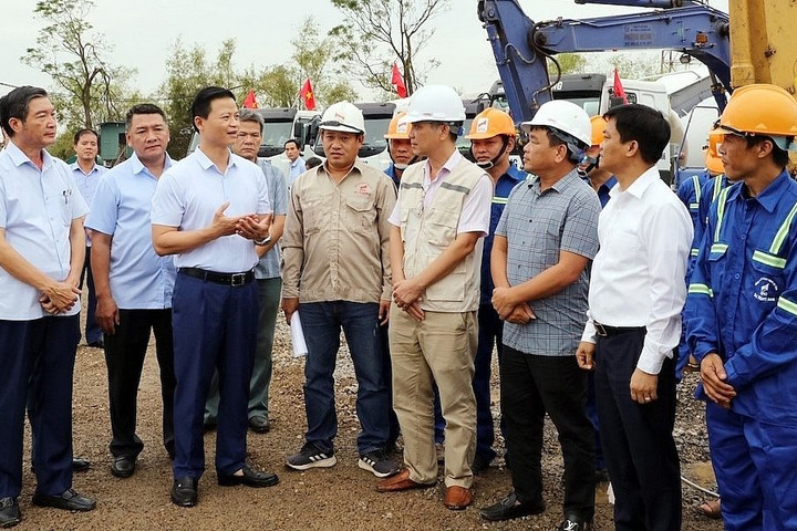 Chủ tịch UBND tỉnh Bắc Ninh đi thăm, động viên và chỉ đạo dự án xây dựng cầu Kênh Vàng
