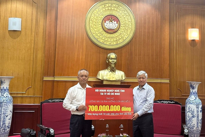 Ủng hộ 700 triệu đồng để xây dựng nhà cho đồng bào bị thiệt hại sau bão số 3