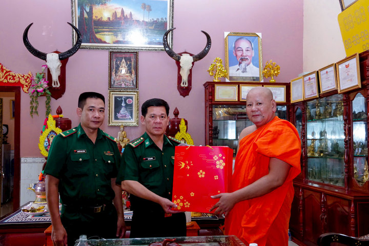Thăm, tặng quà các chùa Khmer dịp Lễ Sene Dolta năm 2024