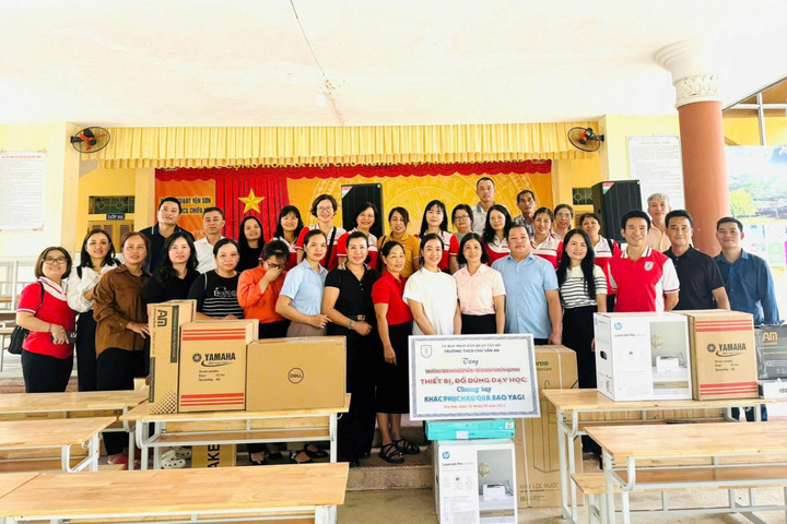 Trường THCS Chu Văn An trao tặng trang thiết bị dạy học tới Trường THCS Chiêu Yên