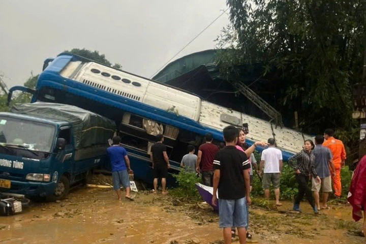 Hiện trường vụ sạt lở nghiêm trọng tại Km51- Quốc lộ 2