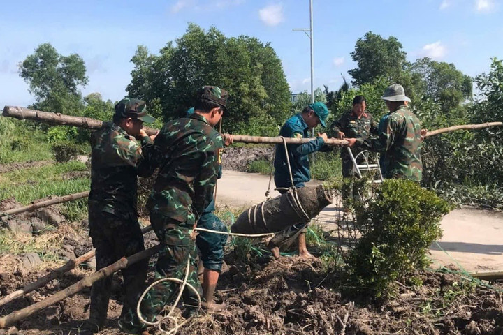 Cà Mau: Múc đất bồi đắp nền nhà, người dân phát hiện quả bom chưa nổ
