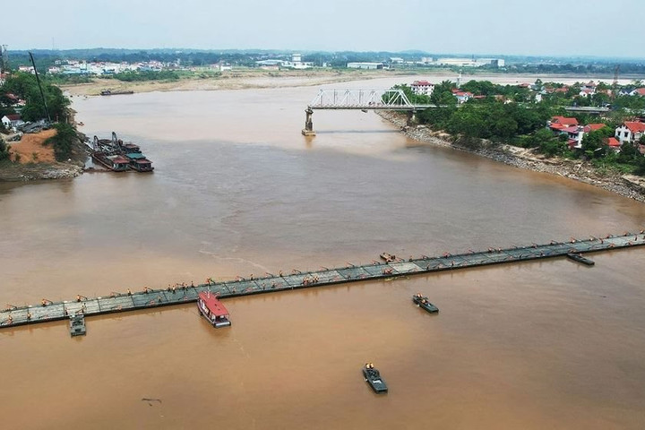 Cầu phao Phong Châu chính thức đi vào hoạt động