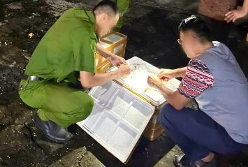 Bắt quả tang xe chở 500kg tôm có bơm tạp chất