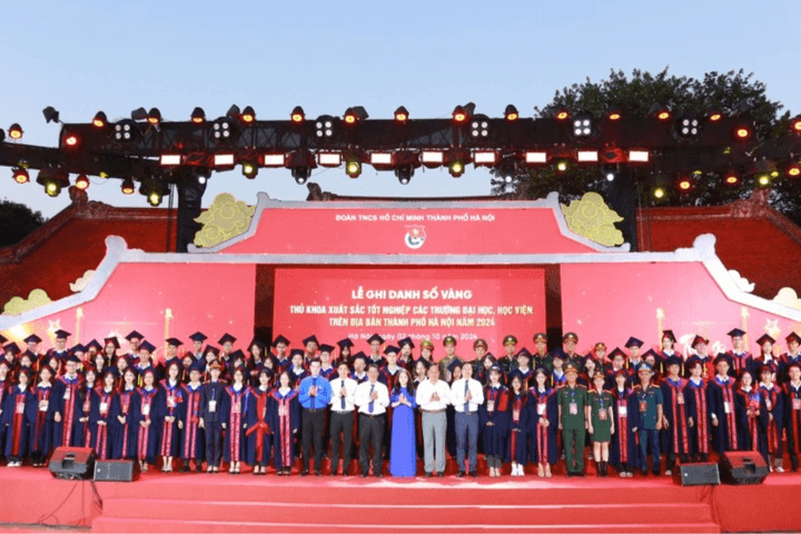 Ghi danh sổ vàng 100 thủ khoa xuất sắc Thủ đô năm 2024
