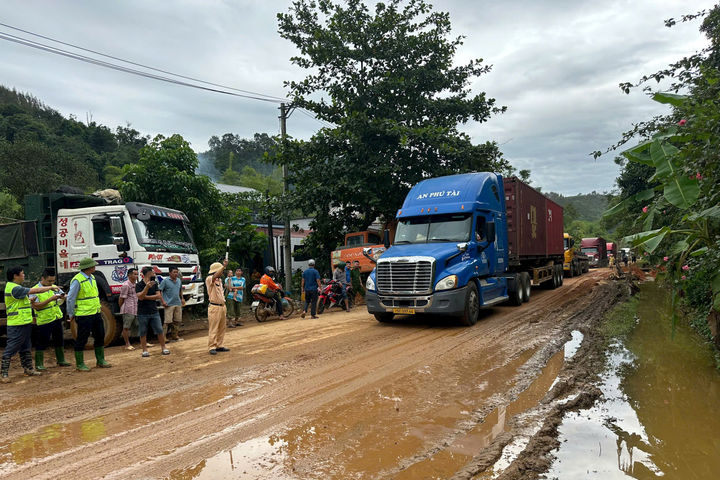 Hà Giang thông xe khu vực sạt lở trên Quốc lộ 2