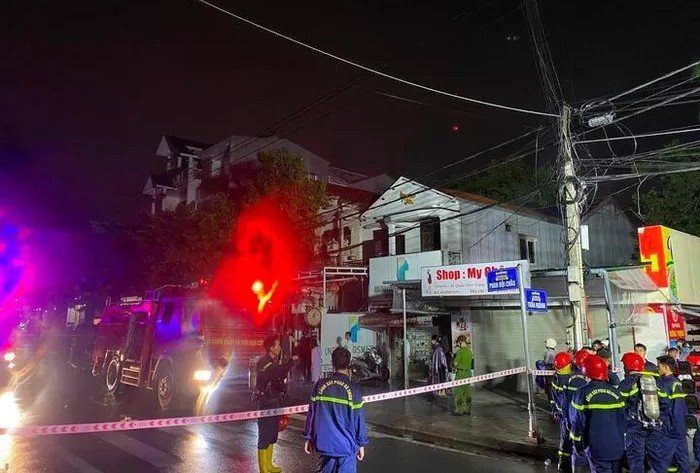 Cháy lớn ở cơ sở trầm hương tại Huế