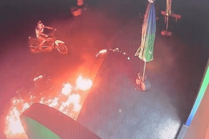 Nam thanh niên phóng hỏa trước trụ sở ngân hàng
