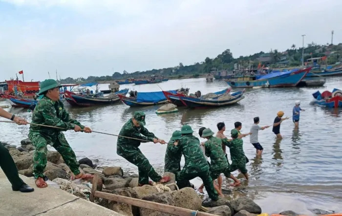 Cứu hộ tàu cá bị chìm tại âu tàu Cửa Tùng