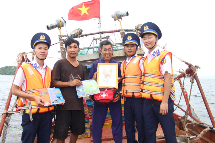 Bộ Tư lệnh Vùng Cảnh sát biển 4 đồng hành với ngư dân