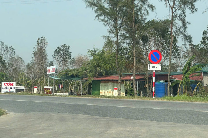 Hải Dương: Hiểm họa giao thông từ hàng quán "mọc" trên đất nông nghiệp ở xã An Đức