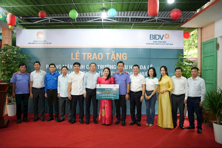 Trao tặng phòng máy vi tính trị giá 500 triệu đồng cho học sinh tiểu học
