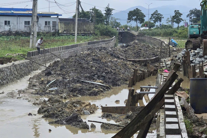 TP Huế: Kênh thoát nước bị bồi lắp bởi đất đá công trình