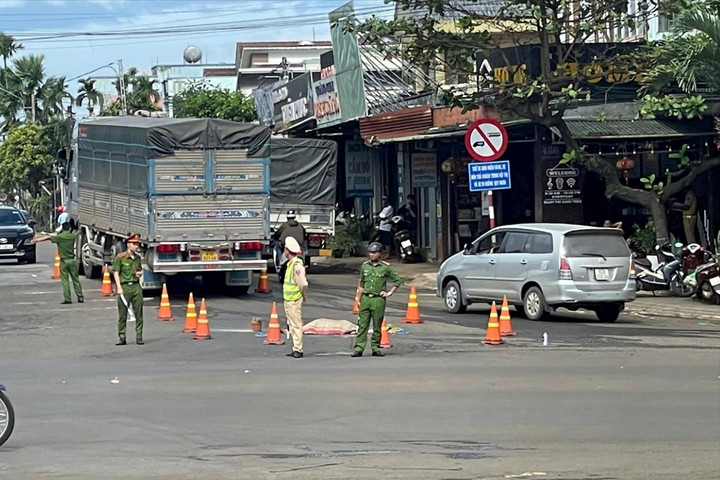 Người phụ nữ đi bộ qua đường bị xe tải tông tử vong