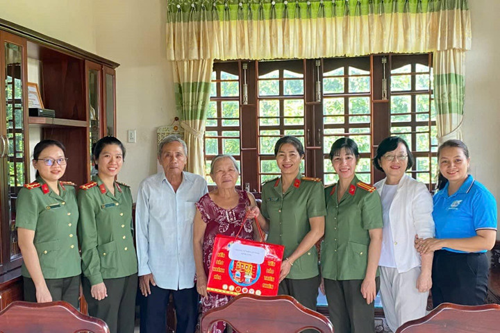 Công an tỉnh Bình Dương thăm gia đình chính sách tại di tích Chiến khu Đ