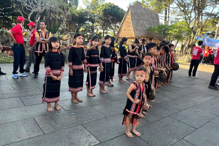 Gia Lai: Hàng nghìn cổ động viên cháy hết mình cổ vũ “nhà leo núi” Nguyễn Quốc Nhật Minh