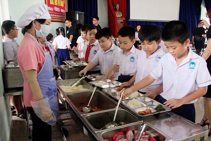 Vì tầm vóc Việt, cần tiến tới luật hóa học đường