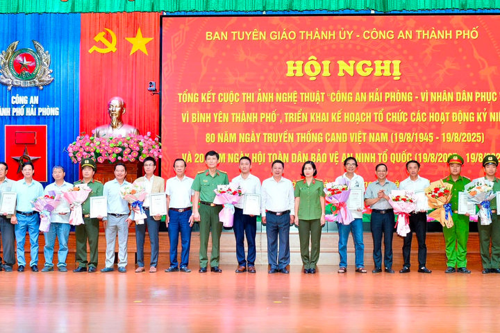 Trao giải Cuộc thi ảnh nghệ thuật về Công an TP. Hải Phòng