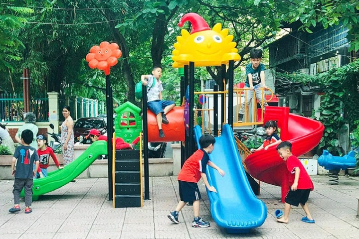 Sân chơi trẻ em: Đã thiếu còn bị "chiếm dụng"