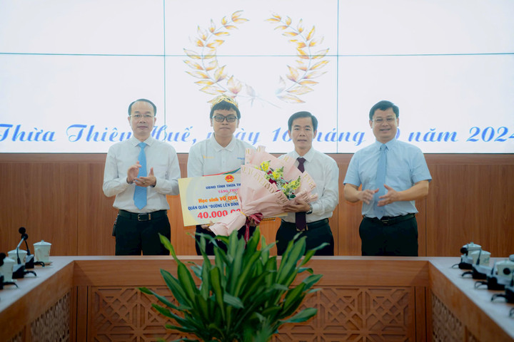Trao tặng Bằng khen cho Võ Quang Phú Đức - Quán quân Đường lên đỉnh Olympia