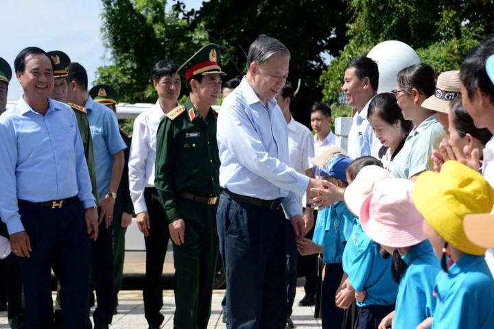 Tổng Bí thư, Chủ tịch nước thăm đảo Cồn Cỏ