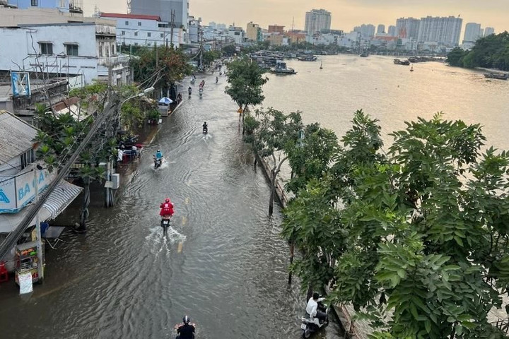 Thời tiết ngày 17/10: Cảnh báo mưa dông, triều cường cao tại Nam Bộ