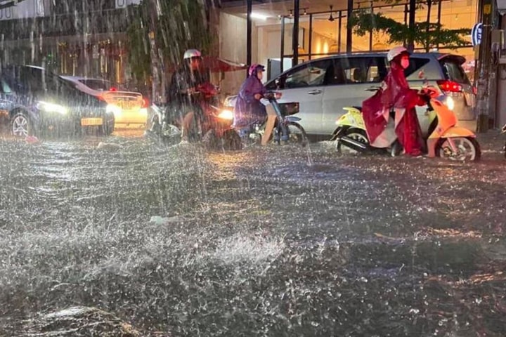 Thời tiết ngày 15/12: Lũ trên các sông ở Trung Bộ dâng cao, đỉnh triều cường tại Nam Bộ