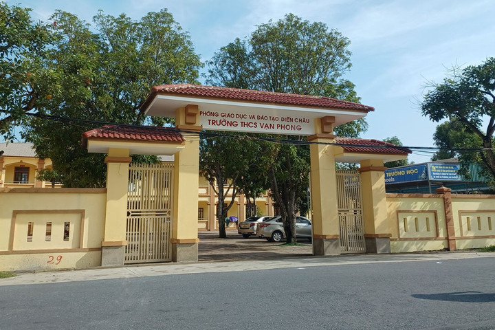 Hai giáo viên xô xát tại trường