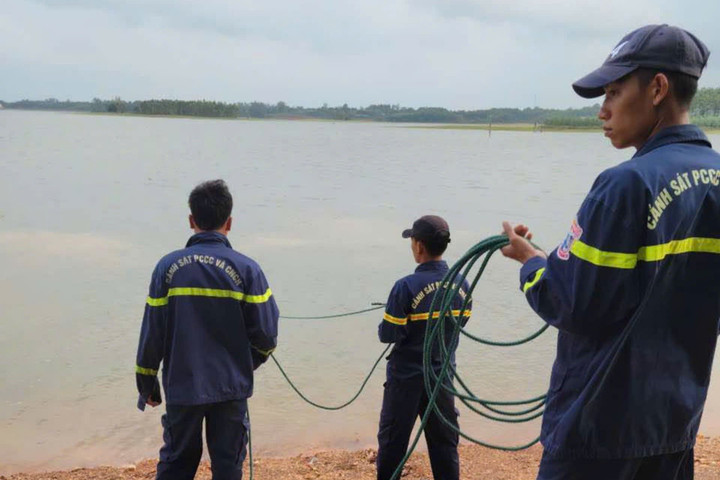 Đi chơi cùng nhóm bạn, một học sinh đuối nước thương tâm