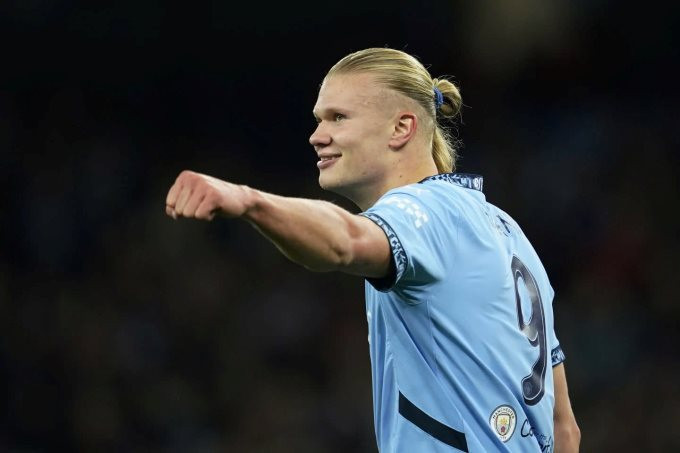Erling Haaland ngạo nghễ với trái bóng tròn