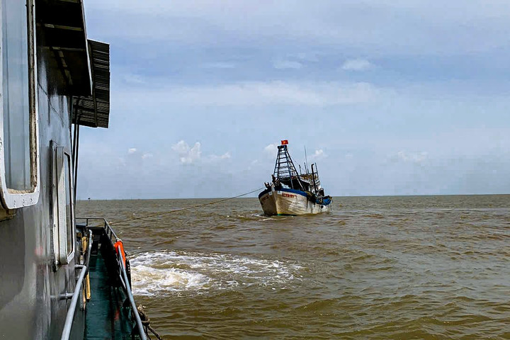 Hải đội 2 Biên phòng Sóc Trăng cứu hộ thành công tàu cá gặp nạn trên biển