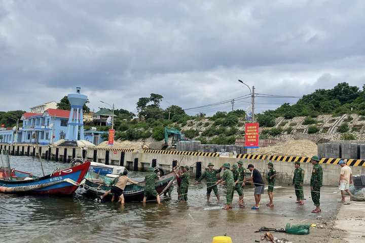 Biên phòng Quảng Trị tích cực giúp dân ứng phó Bão số 6