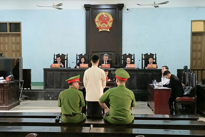 Dùng kéo đâm người vì nghĩ bị "cười đểu"