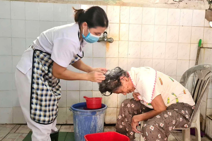 Thầm lặng gieo mầm cho sự sống hồi sinh: Bài 2 - Chữa trị cho bệnh nhân bằng cả tấm lòng