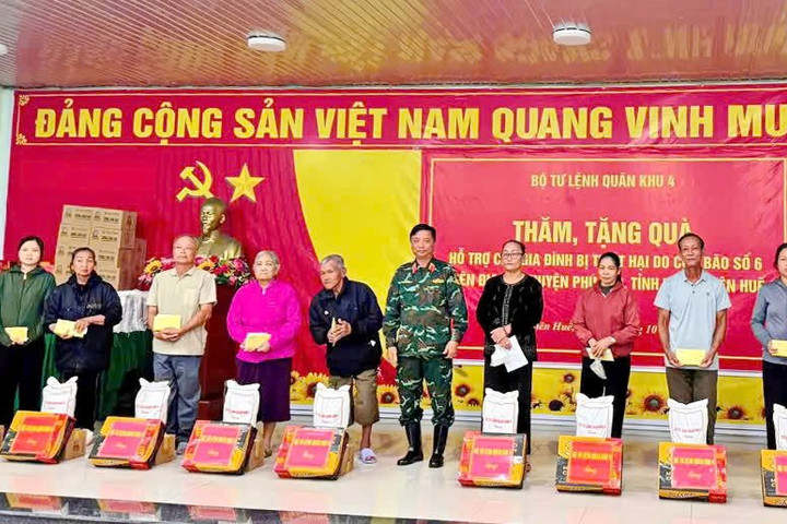 Đoàn công tác Quân khu 4 thăm, tặng quà cho người dân bị thiệt hại do bão TRAMI