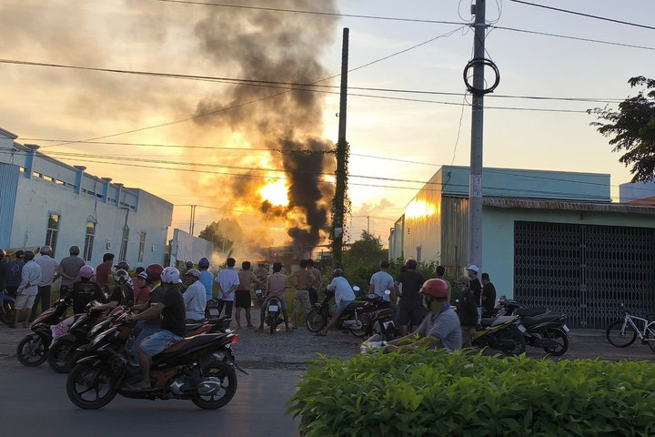 Sà lan chở cát bốc cháy dữ dội