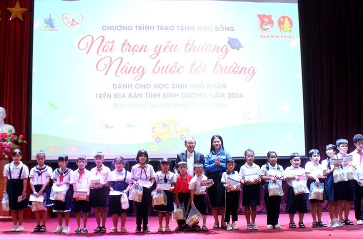 Hàng trăm học sinh Bình Dương phấn khởi đón nhận học bổng từ Tân Hiệp Phát