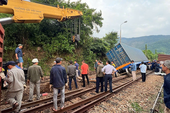 Tàu trật bánh gần đèo Hải Vân: Dự kiến thông đường vào 11h trưa nay