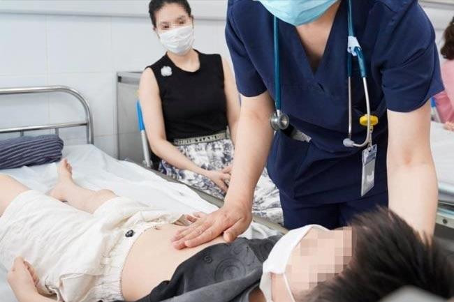 Giao mùa nếu trẻ sốt, đau đầu cha mẹ cần chú ý gì?