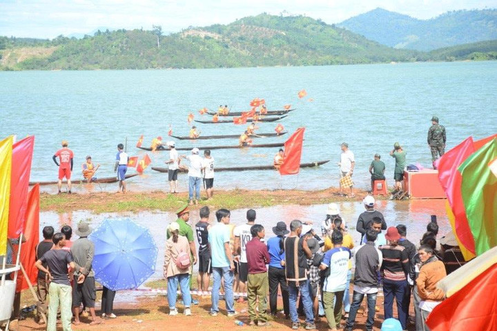 Trao 84 giải thưởng ở Hội đua thuyền độc mộc và Liên hoan văn hóa cồng chiêng