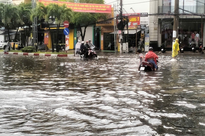 Bạc Liêu: Cuộc sống người dân bị ảnh hưởng do mưa lớn kết hợp triều cường dâng cao