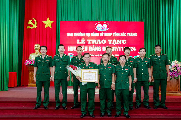 Đảng ủy Bộ đội Biên phòng Sóc Trăng trao tặng huy hiệu Đảng cho đảng viên