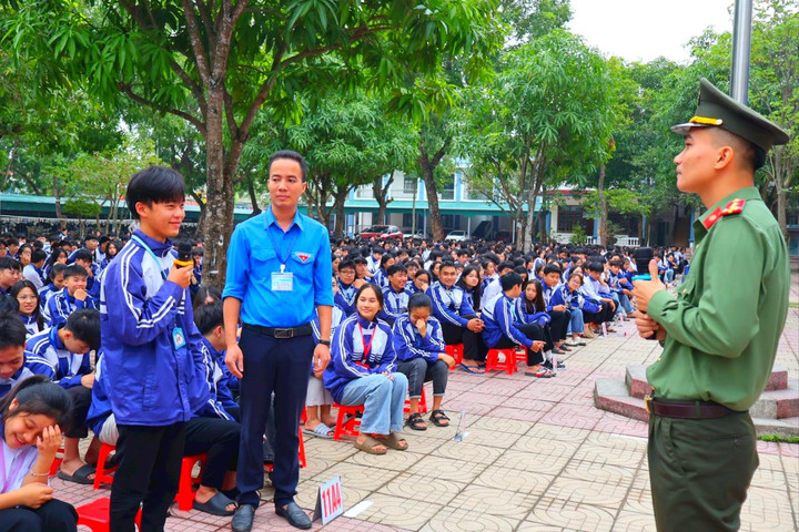 Tuyên truyền pháp luật về 'an toàn trên không gian mạng' cho học sinh