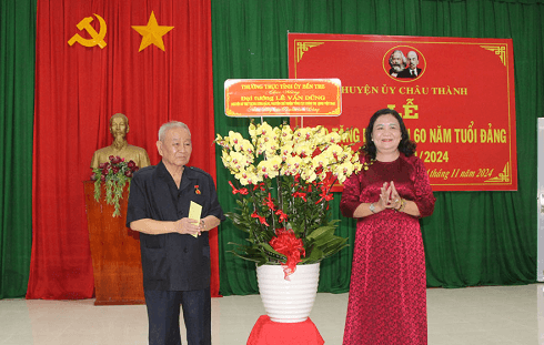 Đại tướng Lê Văn Dũng nhận Huy hiệu 60 năm tuổi Đảng