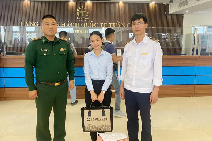 Cán bộ biên phòng nhặt được của rơi, trả lại người mất